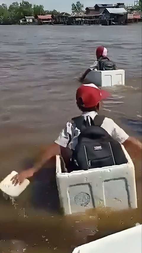 Masih Mengeluh Sekolah Jauh? Lihat Siswa SD Ini, Seberangi Sungai Pakai Styrofoam demi Masuk Kelas Tepat Waktu<br>