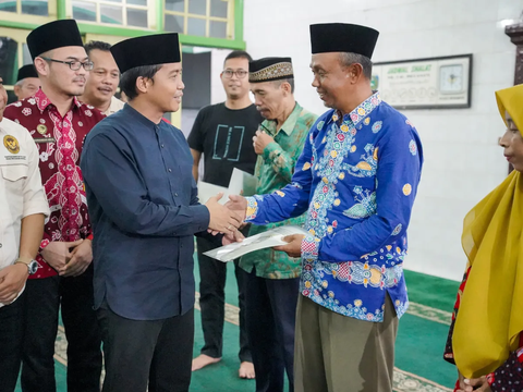 Bagikan Sertifikat Tanah Wakaf di Indramayu, Wamen Raja Juli: Komitmen Jalankan Amanah Presiden Jokowi