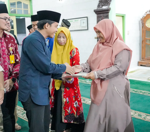 Bagikan Sertifikat Tanah Wakaf di Indramayu, Wamen Raja Juli: Komitmen Jalankan Amanah Presiden Jokowi