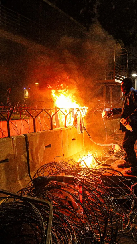 FOTO: Hingga Malam Hari Massa BEM SI Masih Bertahan dan Gelar Aksi Bakar Ban di Kawasan Patung Kuda