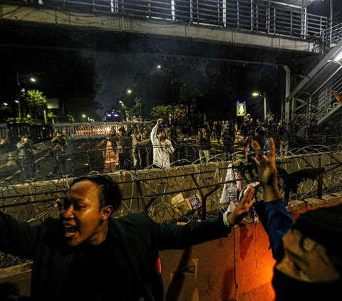 Massa aksi dari Badan Eksekutif Mahasiswa Seluruh Indonesia (BEM SI) masih bertahan hingga malam saat menggelar aksi demonstrasi di kawasan Patung Kuda, Jakarta, Jumat (20/10/2023).