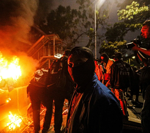 FOTO: Hingga Malam Hari Massa BEM SI Masih Bertahan dan Gelar Aksi Bakar Ban di Kawasan Patung Kuda