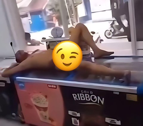 Sensational! Bizarre Action of a Man Seeking Shelter from the Hot Weather Makes Netizens Shocked