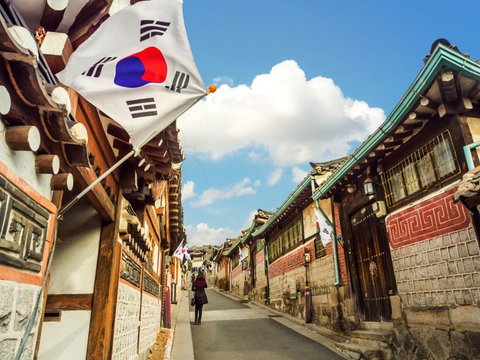Phenomenon of Chinese Tourists Being Forced by Tour Guides to Shop in South Korea, Fined If They Don't Buy