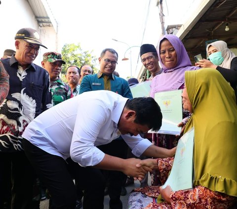 Menteri Hadi Blusukan ke Sidoarjo, Serahkan Puluhan Sertipikat dari Pintu ke Pintu