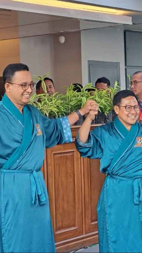 Keduanya tampak semringah. Baik Anies dan Cak Imin terus mengumbar senyum saat kamera wartawan diarahkan ke keduanya.<br>