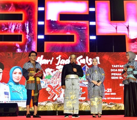 Pj Gubernur Bahtiar Baharuddin Buka Gelaran Fashion Show Perayaan HUT Sulsel ke-354