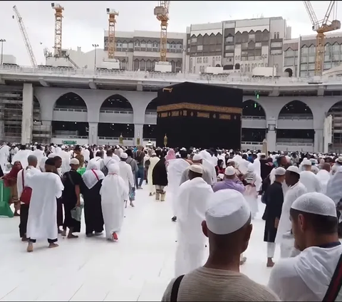 Bukannya ingin jadi kaya raya, sosok anak kecil ini hanya ingin berkunjung ke Tanah Suci, Mekkah. Sebab, saat itu gurunya pernah mengatakan hanya pejabat lah yang dapat mengunjungi Ka'bah.