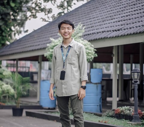 This Banten Student Is Shocked and Can Only Stare in Awe When Receiving a Perfect 100 Comprehensive Exam Grade, Netizens: 'Borrow a Hundred, Dude!'