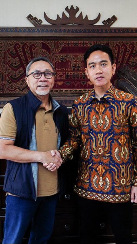 Zulfikli Hasan took a photo of the moment when meeting Gibran Rakabuming: 