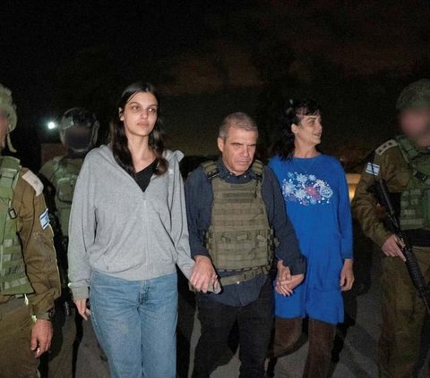 Hamas menyerahkan dua sanderanya kepada pasukan militer Israel pada Jumat (20/10/2023). Kedua sandera yang dibebaskan adalah Judith Tai Raanan (59) dan Natalie (17), ibu dan anak yang berasal dari Chicago, Amerika Serikat.