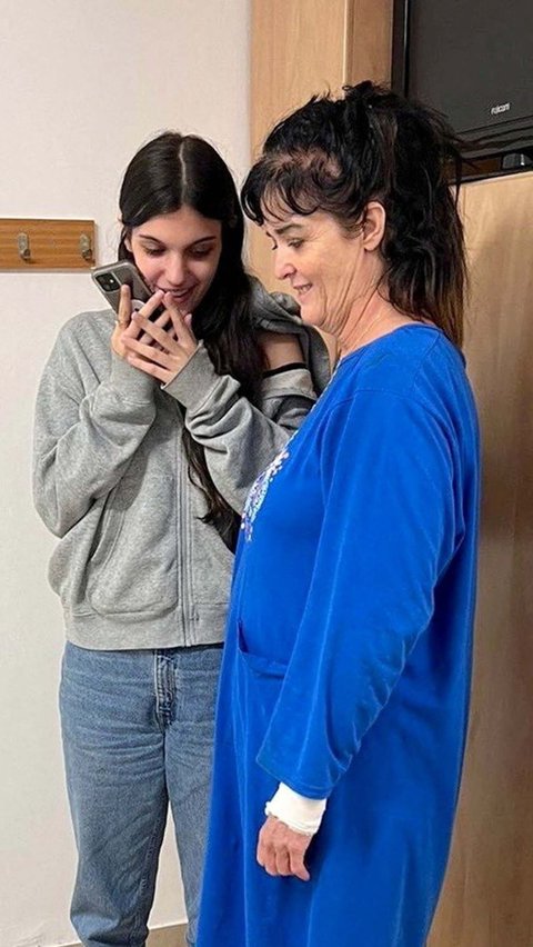 Dalam foto yang diperoleh Reuters, Judith dan Natalie tampak dalam kondisi baik. Senyumnya merekah ketika mereka berbincang dengan keluarganya melalui panggilan telepon.