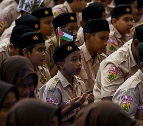 FOTO: Khusyuk Ratusan Pelajar Gelar Doa Bersama untuk Warga Palestina di Jalur Gaza