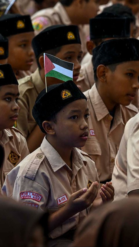 FOTO: Khusyuk Ratusan Pelajar Gelar Doa Bersama untuk Warga Palestina di Jalur Gaza