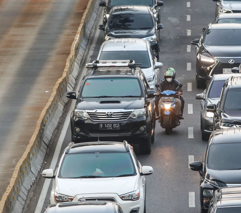 Pakai Pelat Nomor Kendaraan Bikin di Pinggir Jalan Atau Pesan Online, Memang Boleh?