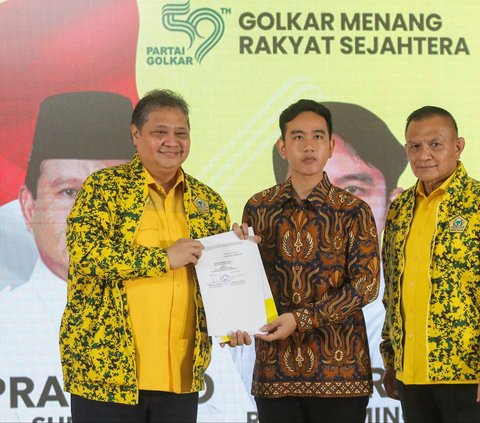 FOTO: Momen Gibran Terima Mandat Partai Golkar Jadi Cawapres Prabowo