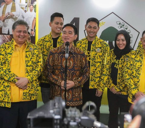 FOTO: Momen Gibran Terima Mandat Partai Golkar Jadi Cawapres Prabowo