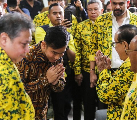 FOTO: Momen Gibran Terima Mandat Partai Golkar Jadi Cawapres Prabowo
