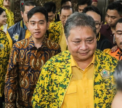 FOTO: Momen Gibran Terima Mandat Partai Golkar Jadi Cawapres Prabowo