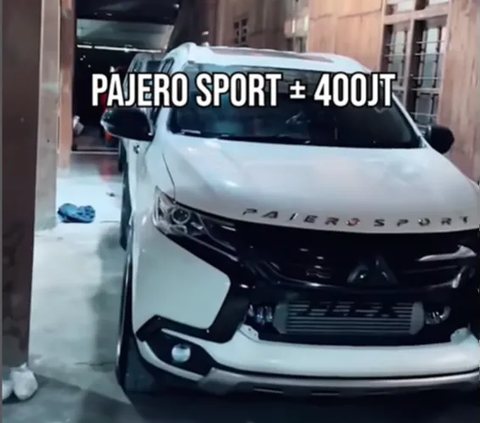 Wooden House Can Have Walls, When Look Inside There Are 3 Latest Pajero Sport Cars, Look at the Appearance