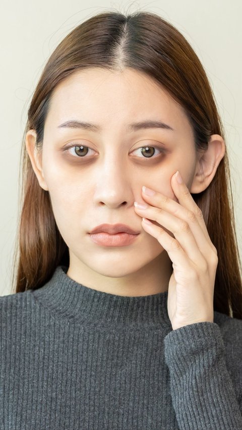 Overcome Puffy Eyes with 2 Simple Tricks