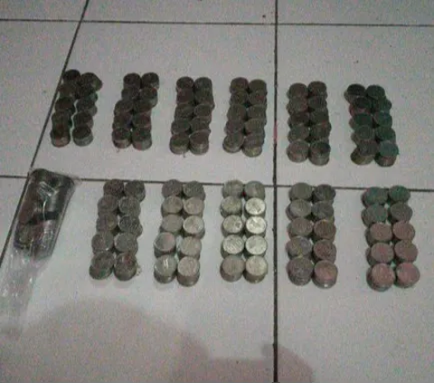 Anda pasti pernah memiliki tabungan yang berisikan uang koin, dari Rp100 hingga Rp1.000. Biasanya, Anda akan menukar uang koin tersebut di minimarket atau di bank.