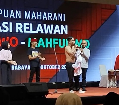 Kecewa dengan Gibran, Relawan Ganjar-Mahfud Copot Baju 'Jokowi'