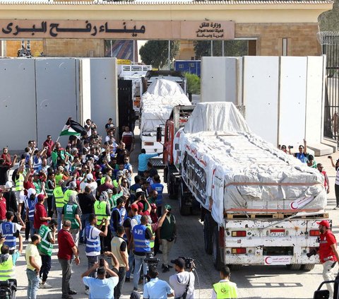 Truk-truk yang mengangkut bantuan kemanusiaan akhirnya bisa memasuki wilayah Jalur Gaza yang diblokade total oleh Israel. Total ada 20 truk yang diizinkan masuk melalui perbatasan Gaza-Mesir pada Sabtu (21/10/2023).