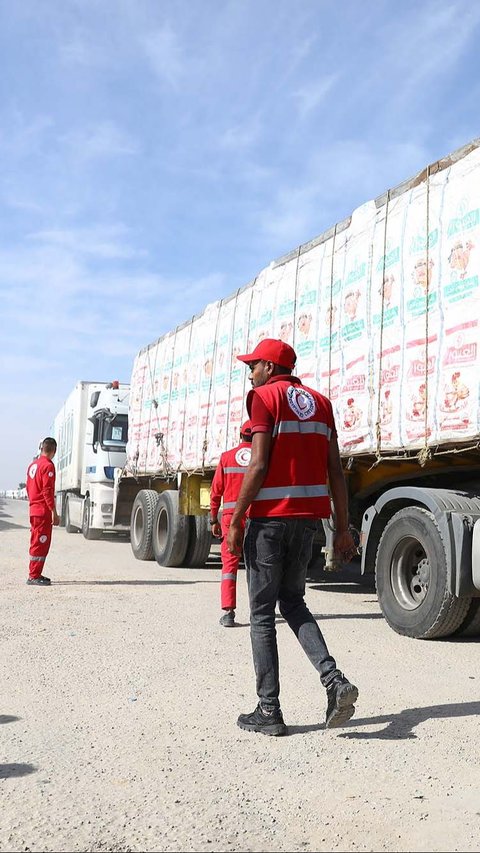 Konvoi truk tersebut membawa sebagian kecil bantuan yang sangat dibutuhkan bagi warga Palestina, seperti makanan dan obat-obatan.