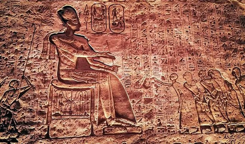 Perempuan bangsawan Mesir Kuno terkenal sering memakai kerucut beraroma. 