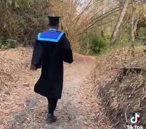 Aksi Pria Datangi Makam Istrinya usai Diwisuda Ini Viral, Bikin Warganet Terharu