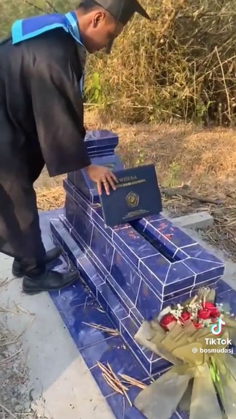 Aksi Pria Datangi Makam Istrinya usai Diwisuda Ini Viral, Bikin Warganet Terharu