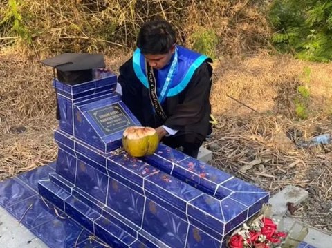 Aksi Pria Datangi Makam Istrinya usai Diwisuda Ini Viral, Bikin Warganet Terharu