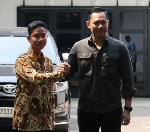 Wali Kota Solo, Gibran Rakabuming Raka menemui Ketua Umum Partai Demokrat Agus Harimurti Yudhoyono (AHY) pada Minggu (22/10/2023). Pertemuan berlangsung di Jalan Prapanca Nomor 10 Jakarta atau kediaman AHY.