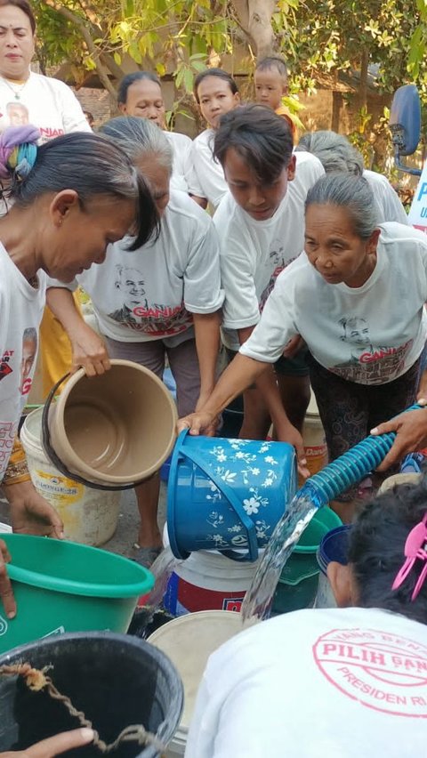 Relawan Ganjar Sebar Mobil Tangki Air Bersih ke Daerah Alami Kekeringan di Subang<br>