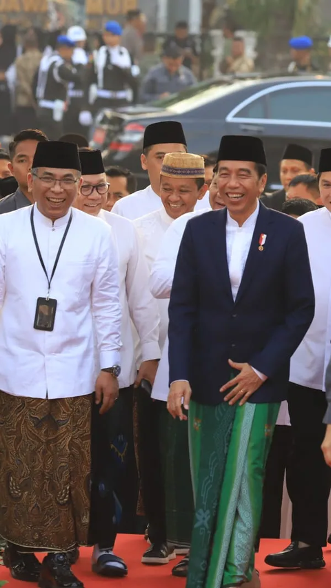 Kompak Sarungan, Intip Momen Hangat Presiden Jokowi-Prabowo di Apel Hari Santri 2023