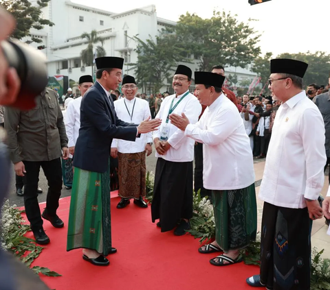 Kompak Sarungan, Intip Momen Hangat Presiden Jokowi-Prabowo di Apel Hari Santri 2023