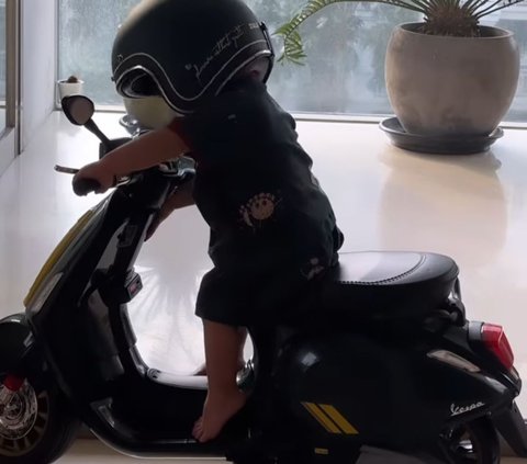 Foto-foto Lucu Baby Izz Anak Nikita Willy Naik Vespa Lengkap Pakai Helm, Netizen 'Gemes Tolong'