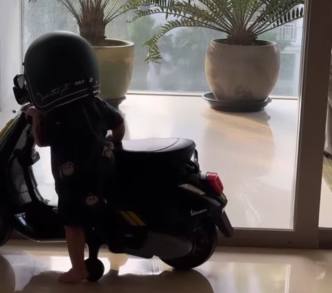 Foto-foto Lucu Baby Izz Anak Nikita Willy Naik Vespa Lengkap Pakai Helm, Netizen 'Gemes Tolong'