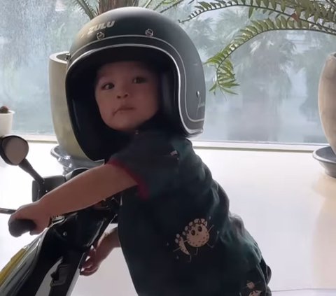 Foto-foto Lucu Baby Izz Anak Nikita Willy Naik Vespa Lengkap Pakai Helm, Netizen 'Gemes Tolong'