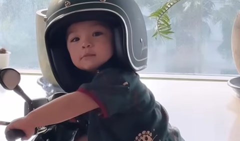 Ada juga yang ikut gemas melihat aksi Baby Izz di atas vespanya.<br>