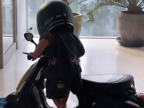 Foto-foto Lucu Baby Izz Anak Nikita Willy Naik Vespa Lengkap Pakai Helm, Netizen 'Gemes Tolong'