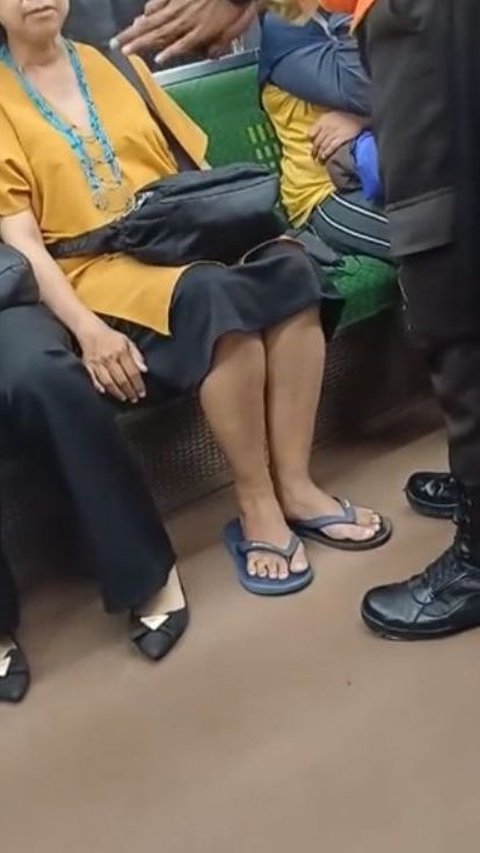 Cuma karena Duduk Sambil Silangkan Kaki, Wanita Ini Marah hingga Tarik Kaki Penumpang KRL Lain