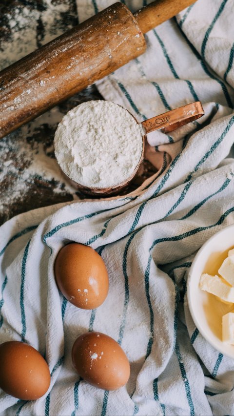 Sajian kudapan untuk keluarga dapat membantu mempererat waktu bercengkrama Anda bersama mereka di rumah. Ada banyak sekali pilihan makanan ringan yang enak, salah satunya adalah kue kering kelapa. Memiliki cita rasa unik dan khas negara tropis, kue kering kelapa adalah kudapan yang cocok untuk dinikmati siapa saja.