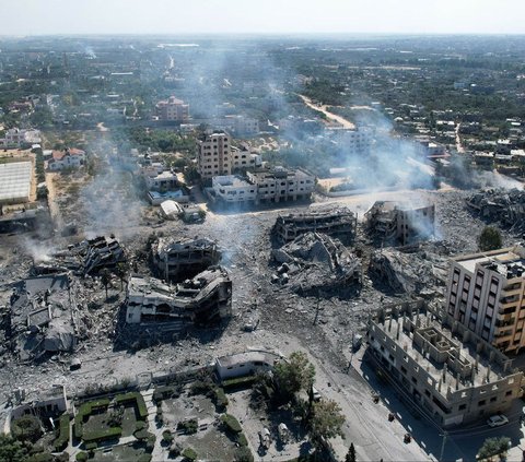 Kondisi sederet bangunan  di Kota Al-Zahra, Jalur Gaza, Palestina, tampak hancur lebur akibat serangan udara Israel, pada Kamis (19/10/2023) malam.