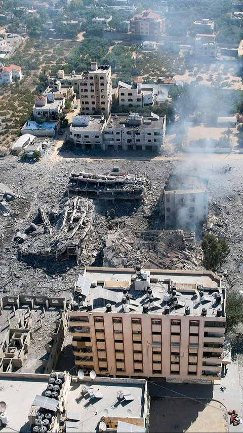Foto yang diambil fotografer AFP, Belal Alsabbagh memperlihatkan asap putih tampak masih mengepul dari reruntuhan bangunan itu pada Jumat (20/10).