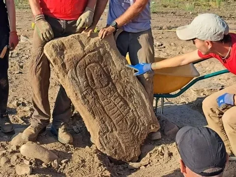 Batu Prasasti Berusia 3.000 Tahun Ditemukan, Ada Gambar Sosok Manusia dengan Dua Pedang