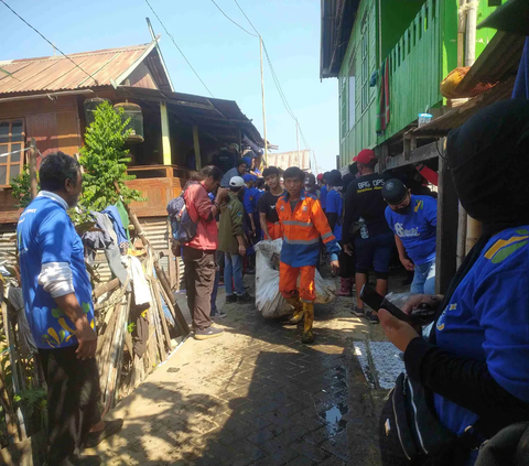 Pandawara Kembali Beraksi, 'Sikat' Gunungan Sampah 200 Ton di Kampung Terapung Makassar