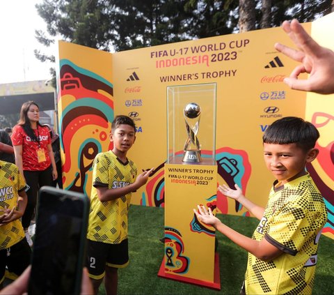 Warga Bandung tumpah ruah dalam Trophy Experience Piala Dunia U-17 2023 yang digelar di Cikapayang Dago Park, Bandung, pada Minggu (22/10/2023) pagi WIB. Acara ini menghadirkan trofi Piala Dunia U-17 2023 yang bisa disaksikan langsung oleh warga Bandung.