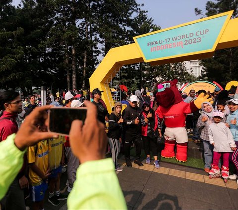 FOTO: Antusiasme Warga Bandung Saksikan Trofi Piala Dunia U-17 2023